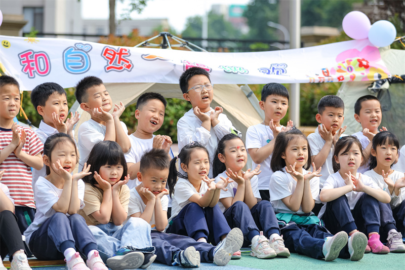2025年5月26日，在山東省青島市李滄區(qū)青山路幼兒園，小朋友在迎“六一”主題活動中表演節(jié)目。張鷹 攝