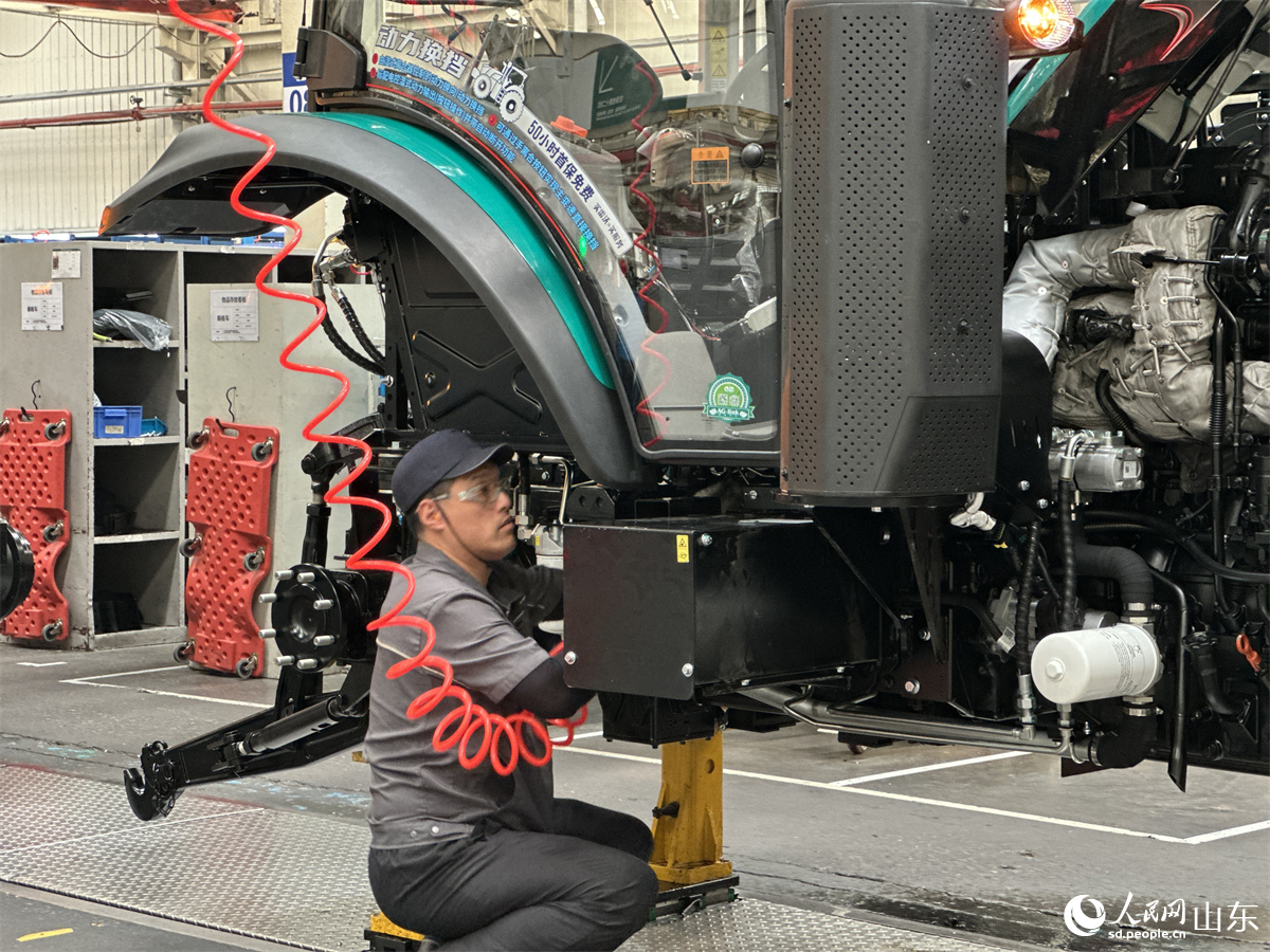 濰柴雷沃智慧農(nóng)業(yè)科技股份有限公司拖拉機(jī)工廠總裝車間，工人正在裝配智能拖拉機(jī)。人民網(wǎng) 喬姝攝