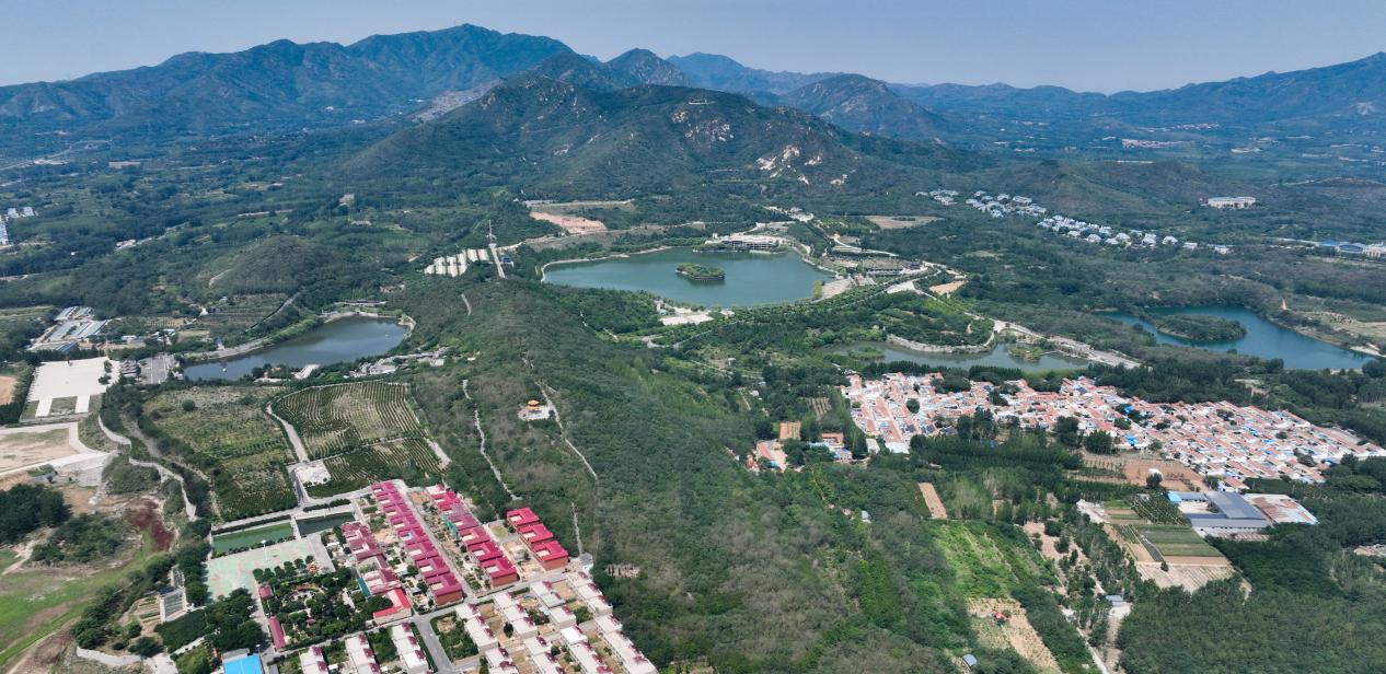 山東省鄒平市黛溪河上游河段的櫻花山湖泊景觀。