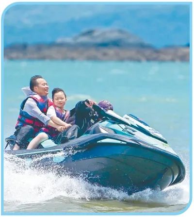 平潭龍王頭海洋公園，游客體驗(yàn)水上摩托艇項(xiàng)目。江信恒攝