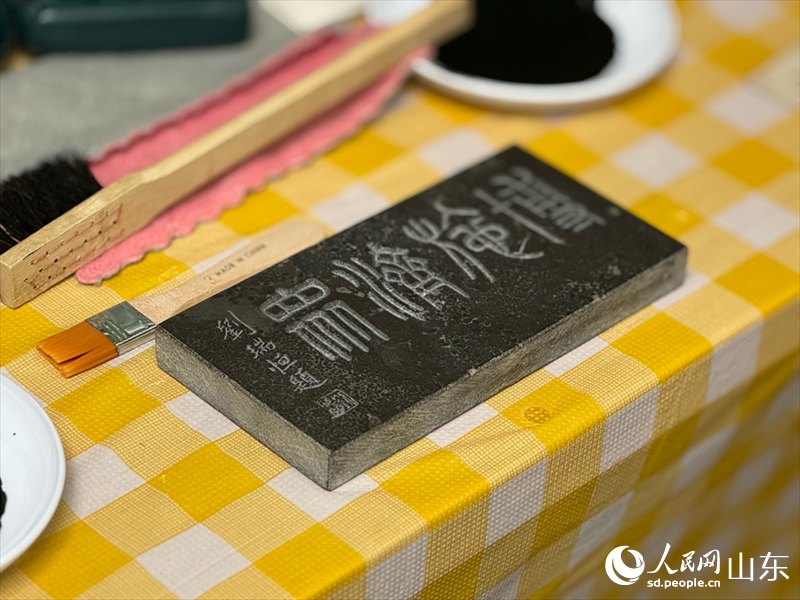 “博施拓片院”攤位，可體驗親手拓印碑文。人民網(wǎng) 莊潤澤攝