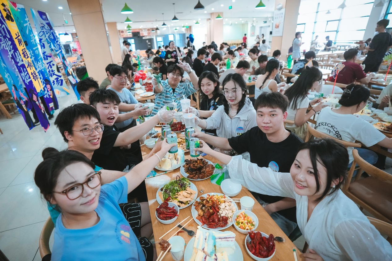 畢業(yè)宴現(xiàn)場。齊魯工業(yè)大學(xué)供圖
