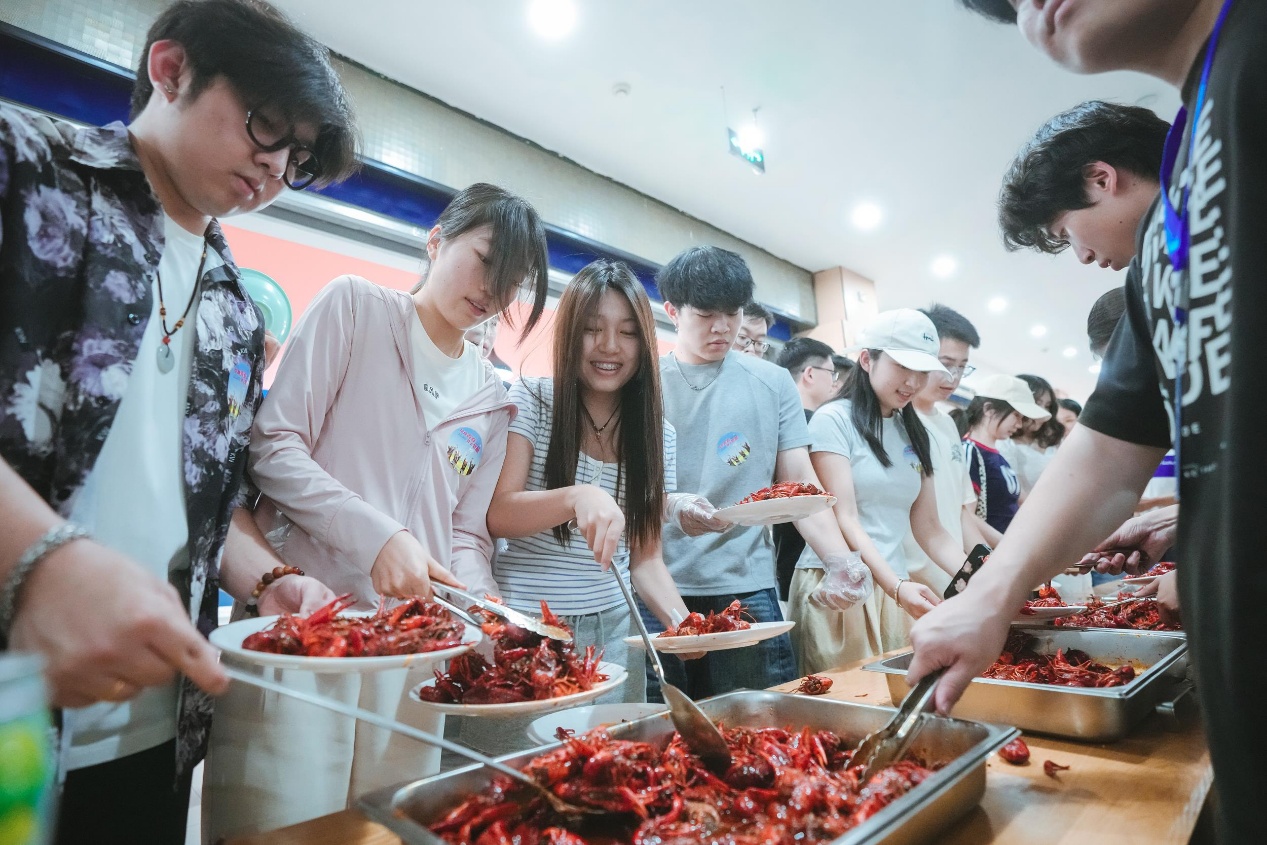 畢業(yè)生爭相品嘗小龍蝦。齊魯工業(yè)大學(xué)供圖