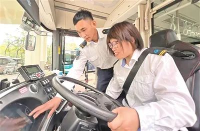 清晨發(fā)車(chē)前，劉強(qiáng)為妻子盧巖檢查車(chē)輛。司宏俊攝
