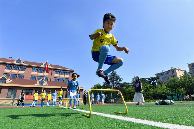 2025年6月23日，在山東省青島市市北區(qū)延安二路小學(xué)開展的“國(guó)際奧林匹克日”活動(dòng)上，學(xué)生們?cè)谶M(jìn)行障礙訓(xùn)練。