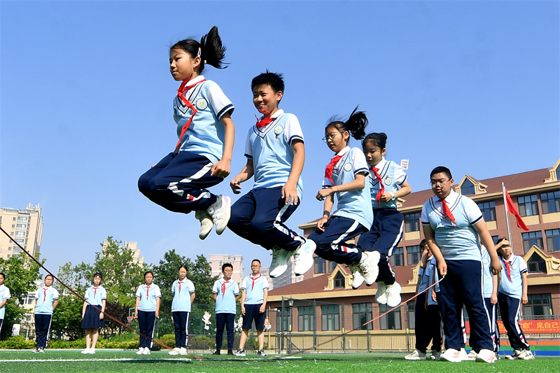 2025年6月23日，在山東省青島市市北區(qū)延安二路小學(xué)開展的“國(guó)際奧林匹克日”活動(dòng)上，學(xué)生們?cè)谶M(jìn)行跳繩比賽。