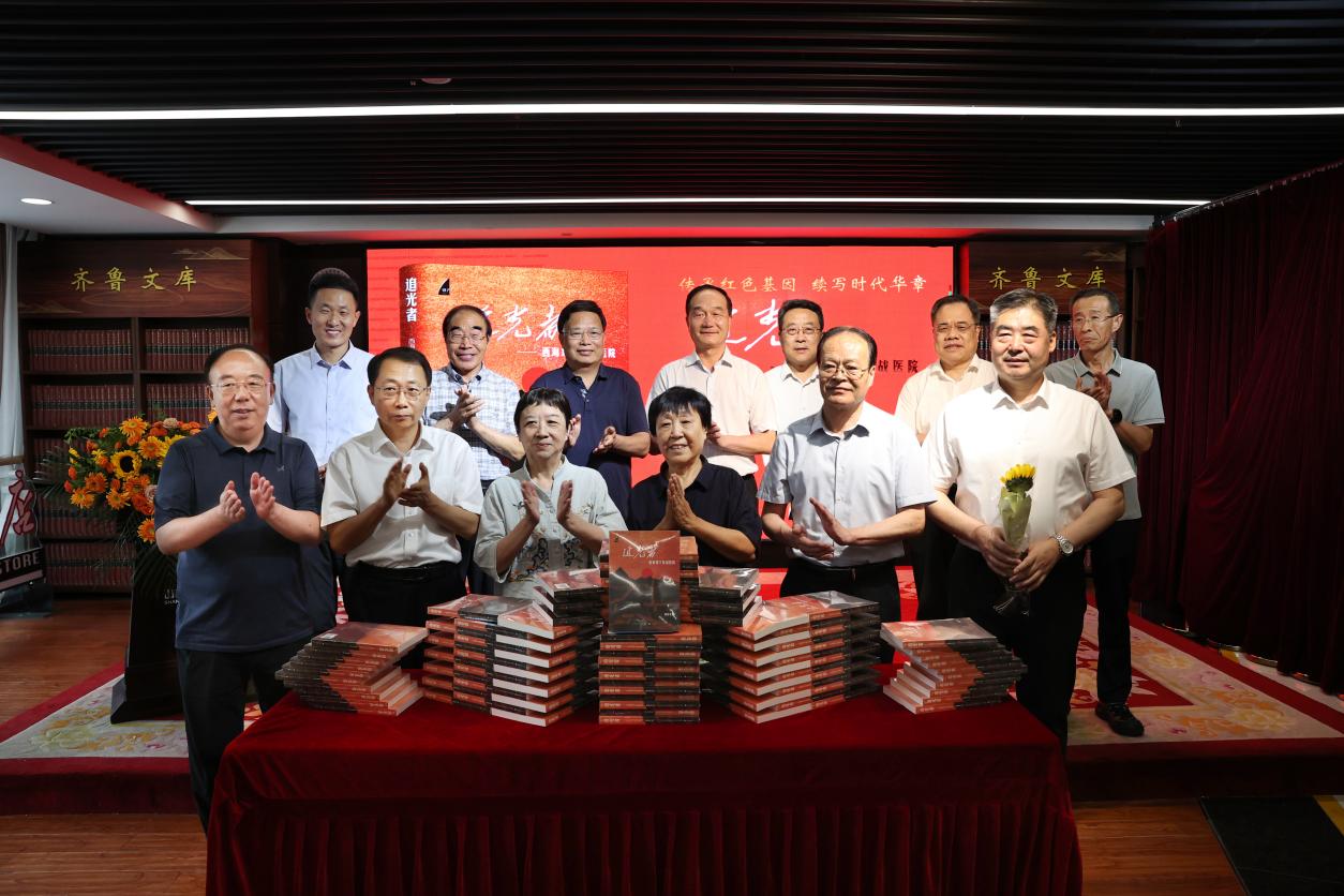 與會(huì)嘉賓共同為新書揭幕。蔡勇攝