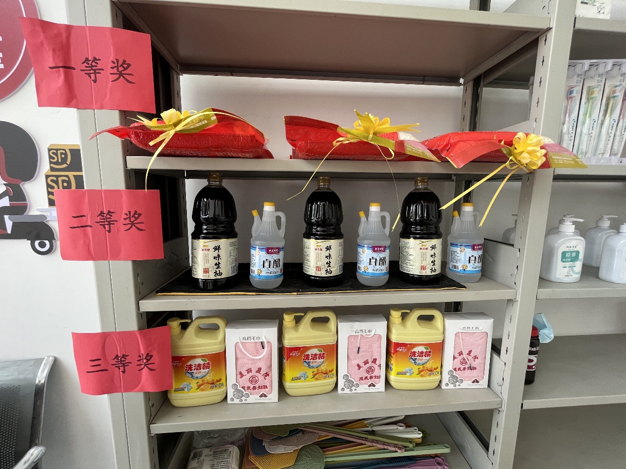 老人們通過(guò)參加活動(dòng)兌換相應(yīng)的獎(jiǎng)品。成武縣委宣傳部供圖