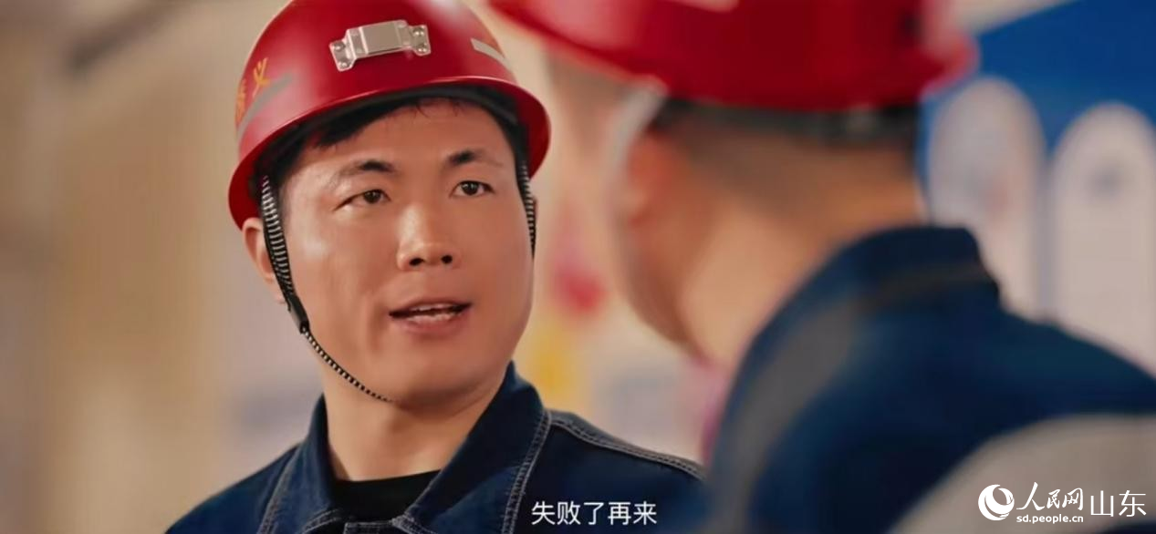 視頻中張超晨正在攻克技術(shù)難關(guān)。人民網(wǎng) 鄭昕橋攝