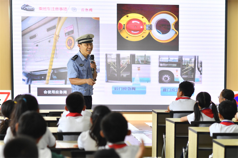 交警在講解乘坐班車注意事項(xiàng)。王海濱攝