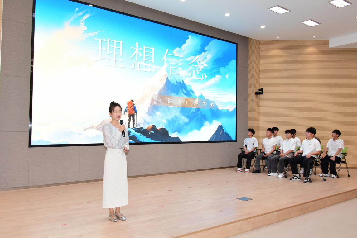 圖為機械與自動化學院輔導員王夢娜通過現(xiàn)場召開理想信念主題班會的形式，展示四年育人主題成果。