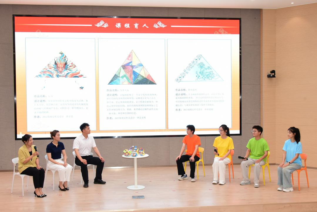 圖為美術(shù)學院師生展示五個課堂的育人成果
