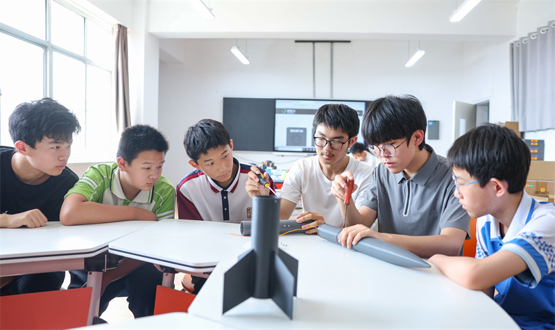 7月12日，在山東省臨沂第十中學(xué)，學(xué)生們正在進(jìn)行火箭組裝。