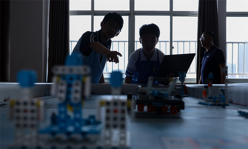 7月12日，在山東省臨沂第十中學(xué)，兩名學(xué)生正在進(jìn)行機(jī)器人編程調(diào)試。
