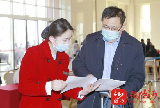 2月22日上午，參加市政協(xié)十六屆一次會(huì)議的委員陸續(xù)報(bào)到。 梅魯生攝