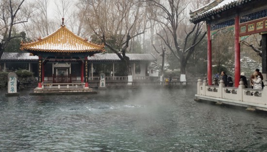 雪后趵突泉，碧水相映“云霧潤蒸”