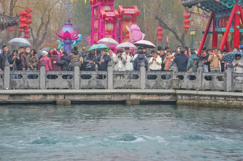 天下第一泉成全國(guó)第三大火爆景區(qū)