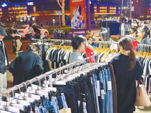 濟南市首個大型服裝夜市恢復(fù)開市 濼口商圈“煙火氣”再升騰