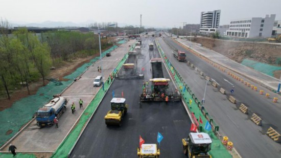 濟南經(jīng)十路東延部分路段開始瀝青路面施工