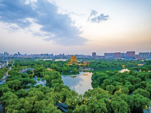 這個(gè)夏天來吹吹大明湖的晚風(fēng)吧