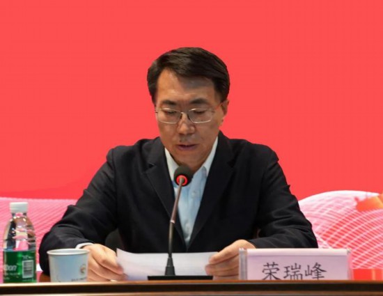 山東省文化和旅游廳博物館與社會(huì)文物處處長榮瑞峰主持開班儀式。
